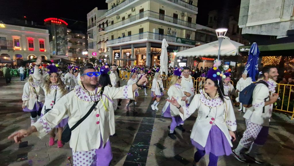ΔΕΙΤΕ ΕΚΑΤΟΝΤΑΔΕΣ ΦΩΤΟ: Ρεκόρ συμμετοχής στην νυχτερινή παρέλαση του Πατρινού Καρναβαλιού