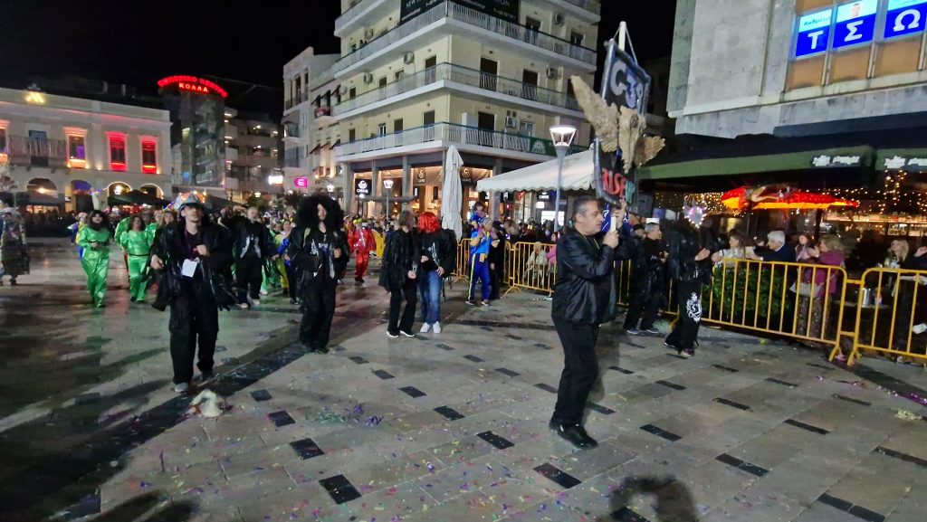 ΔΕΙΤΕ ΕΚΑΤΟΝΤΑΔΕΣ ΦΩΤΟ: Ρεκόρ συμμετοχής στην νυχτερινή παρέλαση του Πατρινού Καρναβαλιού