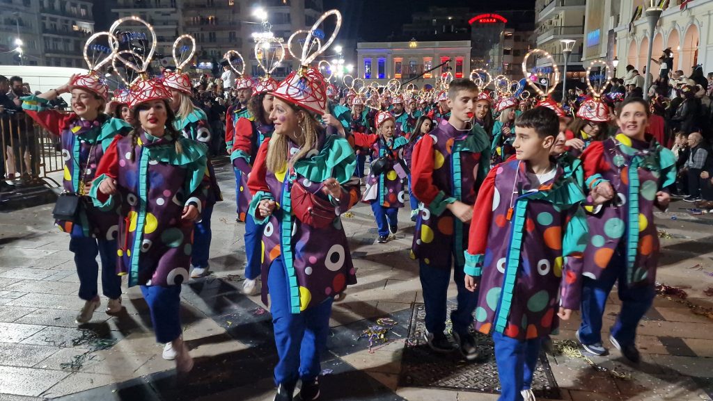 ΔΕΙΤΕ ΕΚΑΤΟΝΤΑΔΕΣ ΦΩΤΟ: Ρεκόρ συμμετοχής στην νυχτερινή παρέλαση του Πατρινού Καρναβαλιού