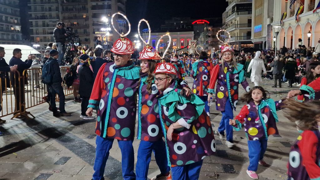 ΔΕΙΤΕ ΕΚΑΤΟΝΤΑΔΕΣ ΦΩΤΟ: Ρεκόρ συμμετοχής στην νυχτερινή παρέλαση του Πατρινού Καρναβαλιού