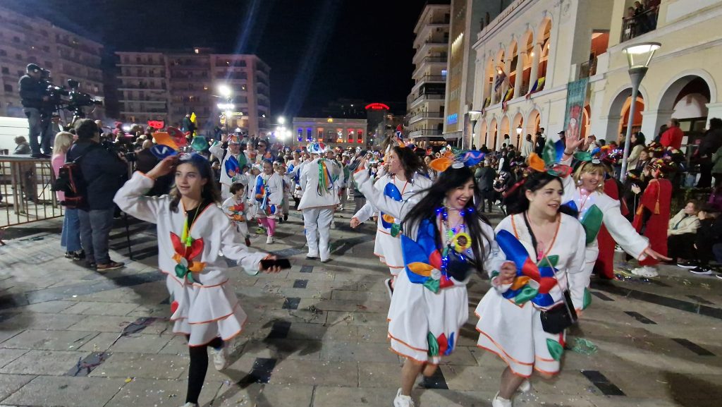 ΔΕΙΤΕ ΕΚΑΤΟΝΤΑΔΕΣ ΦΩΤΟ: Ρεκόρ συμμετοχής στην νυχτερινή παρέλαση του Πατρινού Καρναβαλιού