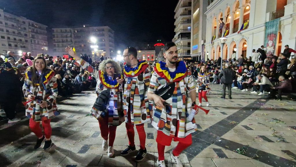 ΔΕΙΤΕ ΕΚΑΤΟΝΤΑΔΕΣ ΦΩΤΟ: Ρεκόρ συμμετοχής στην νυχτερινή παρέλαση του Πατρινού Καρναβαλιού