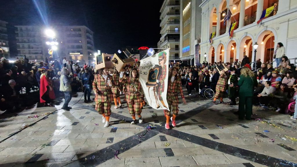 ΔΕΙΤΕ ΕΚΑΤΟΝΤΑΔΕΣ ΦΩΤΟ: Ρεκόρ συμμετοχής στην νυχτερινή παρέλαση του Πατρινού Καρναβαλιού