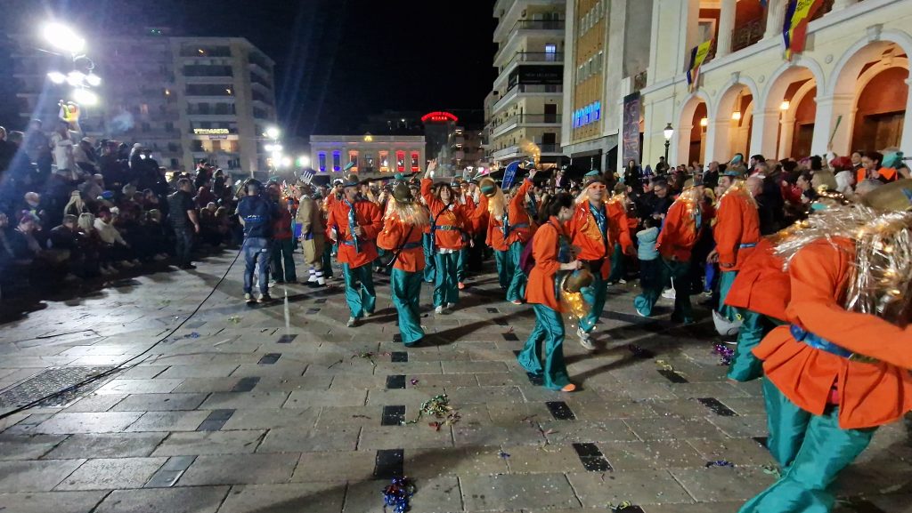 ΔΕΙΤΕ ΕΚΑΤΟΝΤΑΔΕΣ ΦΩΤΟ: Ρεκόρ συμμετοχής στην νυχτερινή παρέλαση του Πατρινού Καρναβαλιού