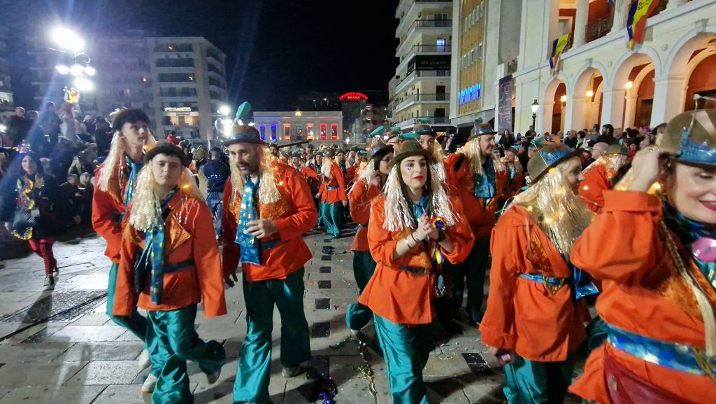 ΔΕΙΤΕ ΕΚΑΤΟΝΤΑΔΕΣ ΦΩΤΟ: Ρεκόρ συμμετοχής στην νυχτερινή παρέλαση του Πατρινού Καρναβαλιού