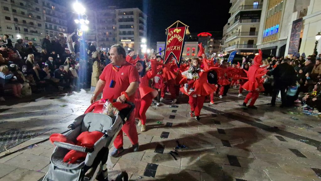 ΔΕΙΤΕ ΕΚΑΤΟΝΤΑΔΕΣ ΦΩΤΟ: Ρεκόρ συμμετοχής στην νυχτερινή παρέλαση του Πατρινού Καρναβαλιού