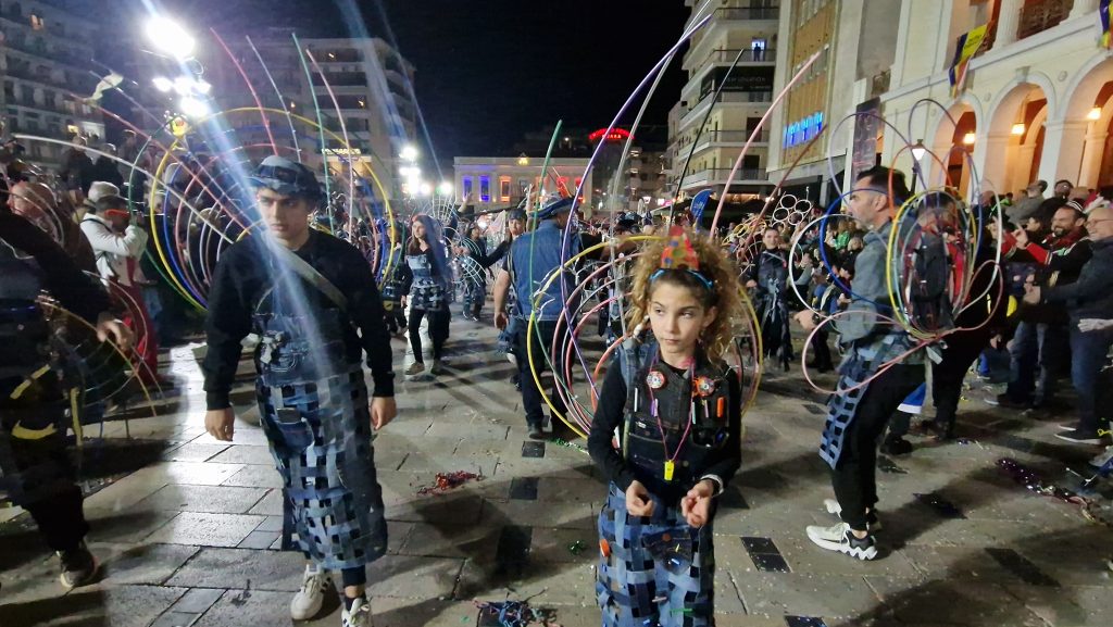 ΔΕΙΤΕ ΕΚΑΤΟΝΤΑΔΕΣ ΦΩΤΟ: Ρεκόρ συμμετοχής στην νυχτερινή παρέλαση του Πατρινού Καρναβαλιού