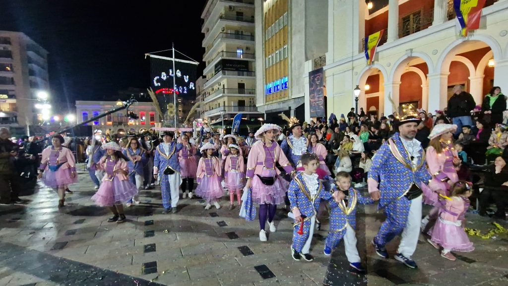 ΔΕΙΤΕ ΕΚΑΤΟΝΤΑΔΕΣ ΦΩΤΟ: Ρεκόρ συμμετοχής στην νυχτερινή παρέλαση του Πατρινού Καρναβαλιού