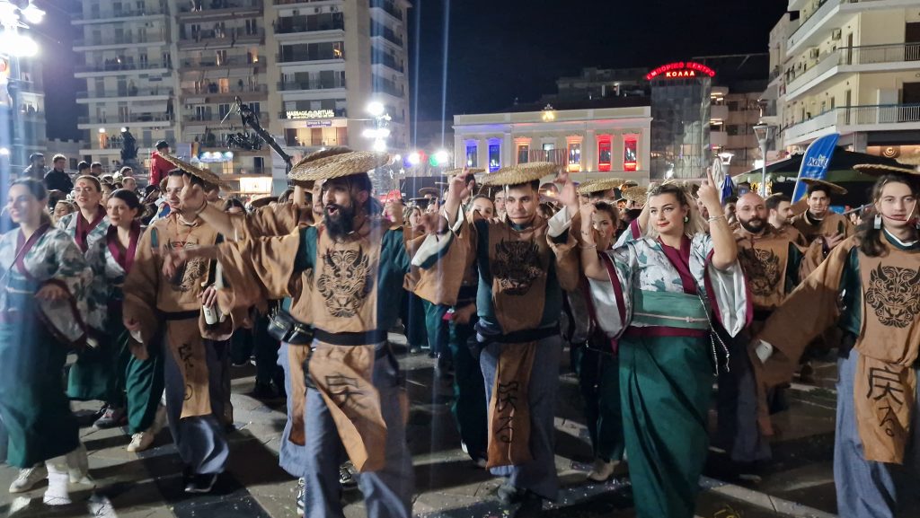 ΔΕΙΤΕ ΕΚΑΤΟΝΤΑΔΕΣ ΦΩΤΟ: Ρεκόρ συμμετοχής στην νυχτερινή παρέλαση του Πατρινού Καρναβαλιού