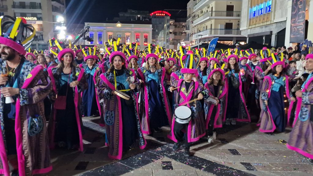 ΔΕΙΤΕ ΕΚΑΤΟΝΤΑΔΕΣ ΦΩΤΟ: Ρεκόρ συμμετοχής στην νυχτερινή παρέλαση του Πατρινού Καρναβαλιού