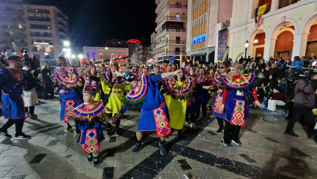 ΔΕΙΤΕ ΕΚΑΤΟΝΤΑΔΕΣ ΦΩΤΟ: Ρεκόρ συμμετοχής στην νυχτερινή παρέλαση του Πατρινού Καρναβαλιού