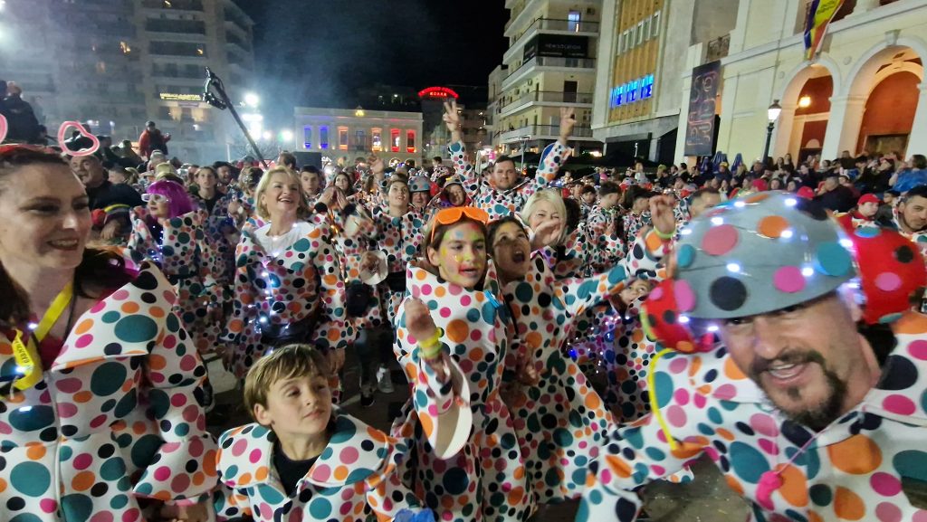 ΔΕΙΤΕ ΕΚΑΤΟΝΤΑΔΕΣ ΦΩΤΟ: Ρεκόρ συμμετοχής στην νυχτερινή παρέλαση του Πατρινού Καρναβαλιού
