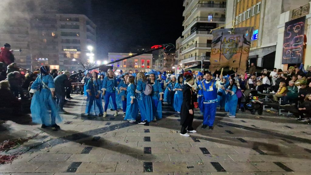 ΔΕΙΤΕ ΕΚΑΤΟΝΤΑΔΕΣ ΦΩΤΟ: Ρεκόρ συμμετοχής στην νυχτερινή παρέλαση του Πατρινού Καρναβαλιού