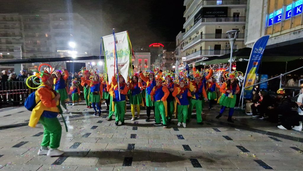 ΔΕΙΤΕ ΕΚΑΤΟΝΤΑΔΕΣ ΦΩΤΟ: Ρεκόρ συμμετοχής στην νυχτερινή παρέλαση του Πατρινού Καρναβαλιού