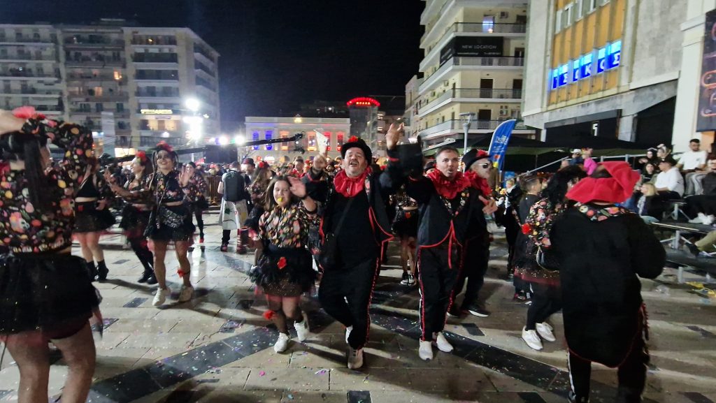 ΔΕΙΤΕ ΕΚΑΤΟΝΤΑΔΕΣ ΦΩΤΟ: Ρεκόρ συμμετοχής στην νυχτερινή παρέλαση του Πατρινού Καρναβαλιού