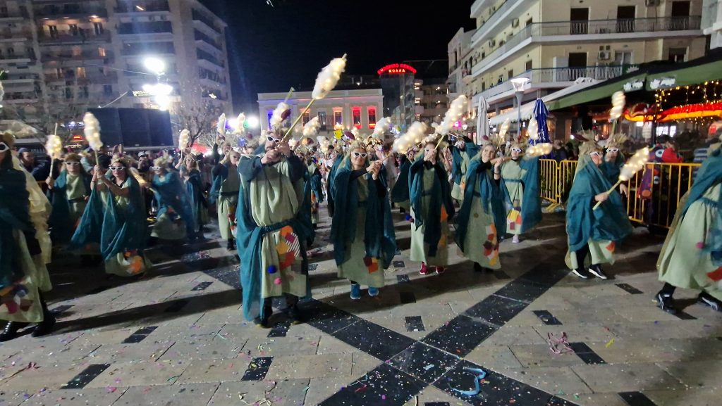 ΔΕΙΤΕ ΕΚΑΤΟΝΤΑΔΕΣ ΦΩΤΟ: Ρεκόρ συμμετοχής στην νυχτερινή παρέλαση του Πατρινού Καρναβαλιού