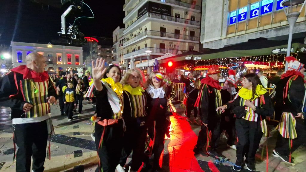 ΔΕΙΤΕ ΕΚΑΤΟΝΤΑΔΕΣ ΦΩΤΟ: Ρεκόρ συμμετοχής στην νυχτερινή παρέλαση του Πατρινού Καρναβαλιού