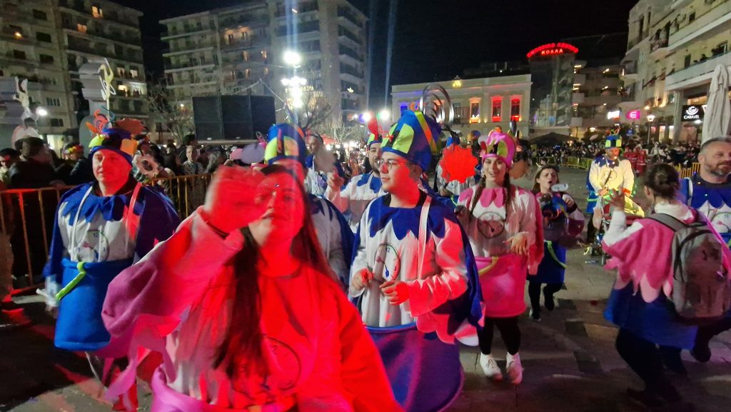 ΔΕΙΤΕ ΕΚΑΤΟΝΤΑΔΕΣ ΦΩΤΟ: Ρεκόρ συμμετοχής στην νυχτερινή παρέλαση του Πατρινού Καρναβαλιού