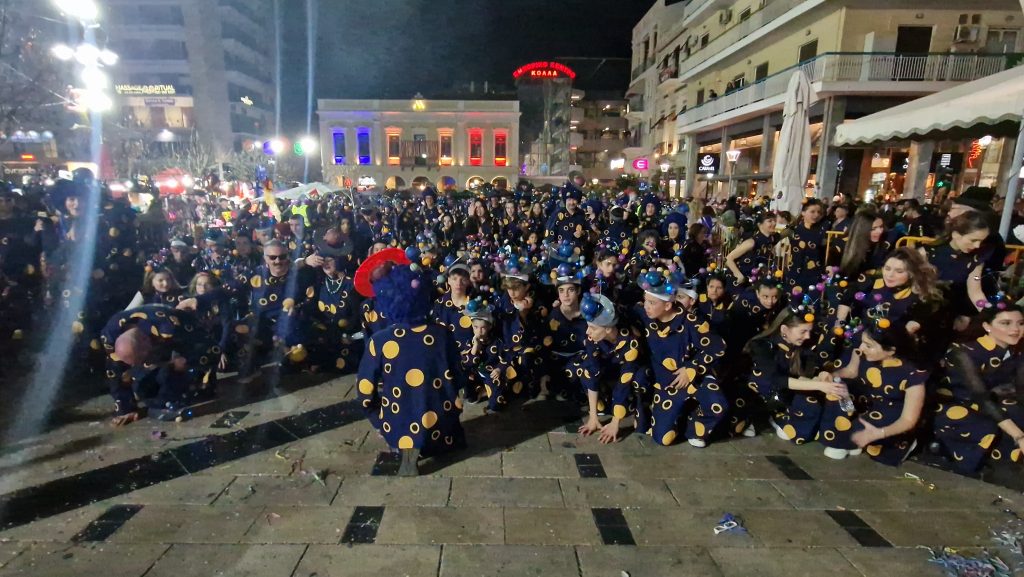 ΔΕΙΤΕ ΕΚΑΤΟΝΤΑΔΕΣ ΦΩΤΟ: Ρεκόρ συμμετοχής στην νυχτερινή παρέλαση του Πατρινού Καρναβαλιού