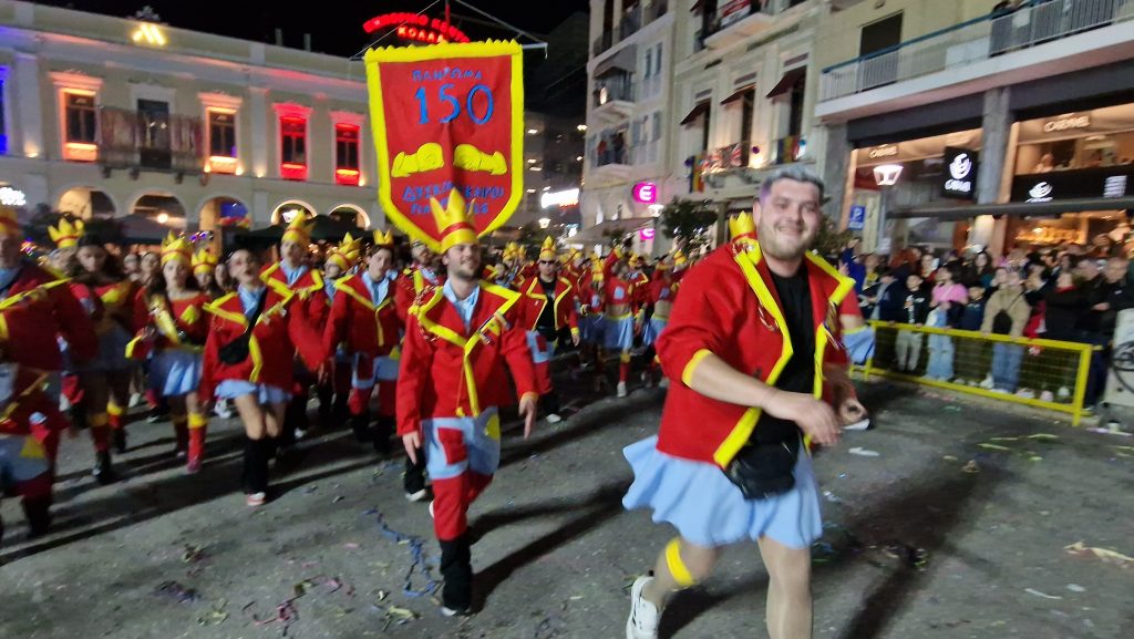 ΔΕΙΤΕ ΕΚΑΤΟΝΤΑΔΕΣ ΦΩΤΟ: Ρεκόρ συμμετοχής στην νυχτερινή παρέλαση του Πατρινού Καρναβαλιού