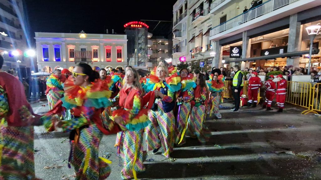ΔΕΙΤΕ ΕΚΑΤΟΝΤΑΔΕΣ ΦΩΤΟ: Ρεκόρ συμμετοχής στην νυχτερινή παρέλαση του Πατρινού Καρναβαλιού