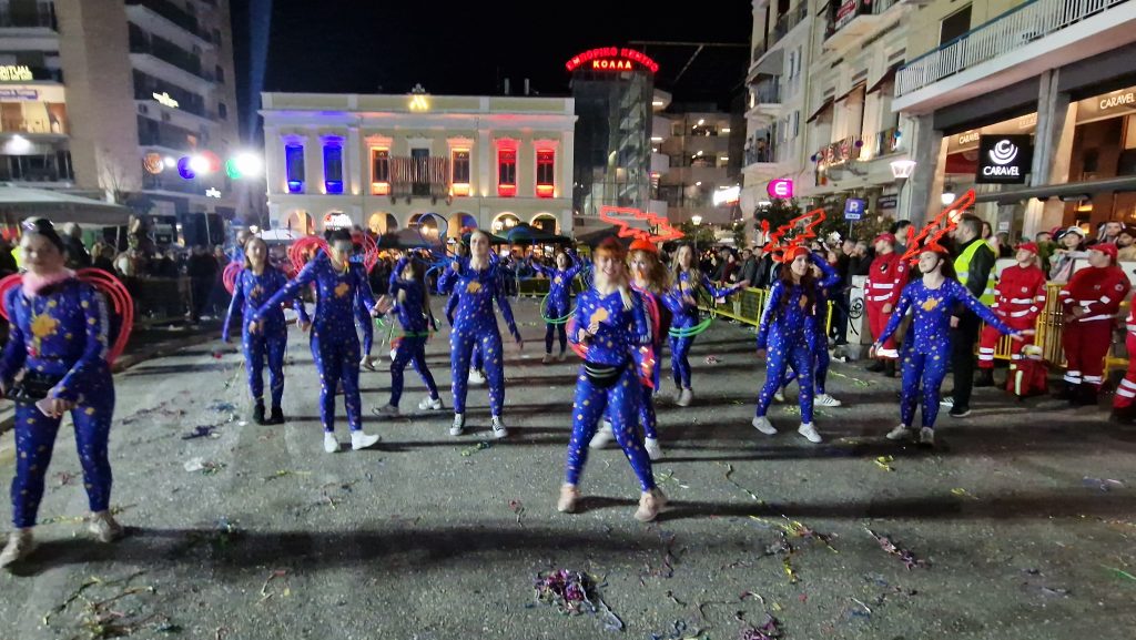 ΔΕΙΤΕ ΕΚΑΤΟΝΤΑΔΕΣ ΦΩΤΟ: Ρεκόρ συμμετοχής στην νυχτερινή παρέλαση του Πατρινού Καρναβαλιού