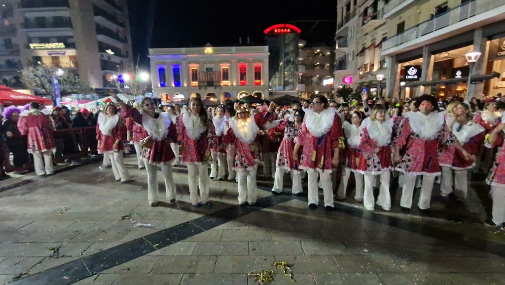 ΔΕΙΤΕ ΕΚΑΤΟΝΤΑΔΕΣ ΦΩΤΟ: Ρεκόρ συμμετοχής στην νυχτερινή παρέλαση του Πατρινού Καρναβαλιού
