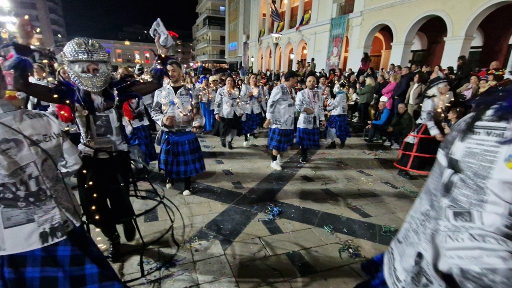 ΔΕΙΤΕ ΕΚΑΤΟΝΤΑΔΕΣ ΦΩΤΟ: Ρεκόρ συμμετοχής στην νυχτερινή παρέλαση του Πατρινού Καρναβαλιού