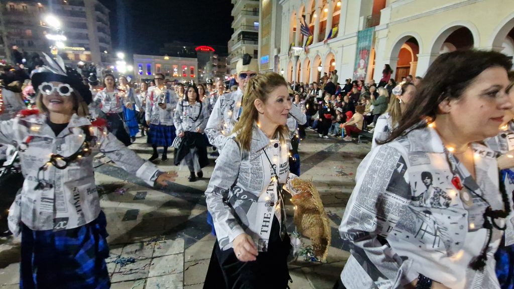 ΔΕΙΤΕ ΕΚΑΤΟΝΤΑΔΕΣ ΦΩΤΟ: Ρεκόρ συμμετοχής στην νυχτερινή παρέλαση του Πατρινού Καρναβαλιού