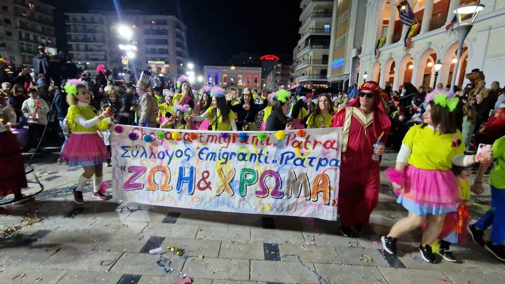 ΔΕΙΤΕ ΕΚΑΤΟΝΤΑΔΕΣ ΦΩΤΟ: Ρεκόρ συμμετοχής στην νυχτερινή παρέλαση του Πατρινού Καρναβαλιού