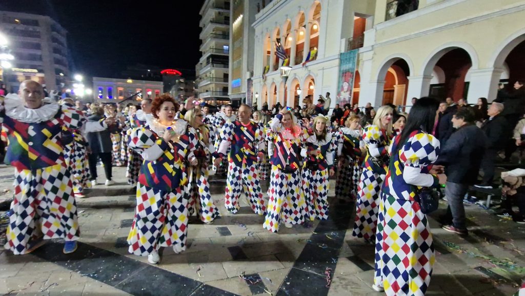 ΔΕΙΤΕ ΕΚΑΤΟΝΤΑΔΕΣ ΦΩΤΟ: Ρεκόρ συμμετοχής στην νυχτερινή παρέλαση του Πατρινού Καρναβαλιού