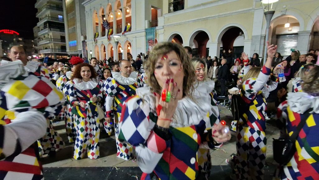 ΔΕΙΤΕ ΕΚΑΤΟΝΤΑΔΕΣ ΦΩΤΟ: Ρεκόρ συμμετοχής στην νυχτερινή παρέλαση του Πατρινού Καρναβαλιού