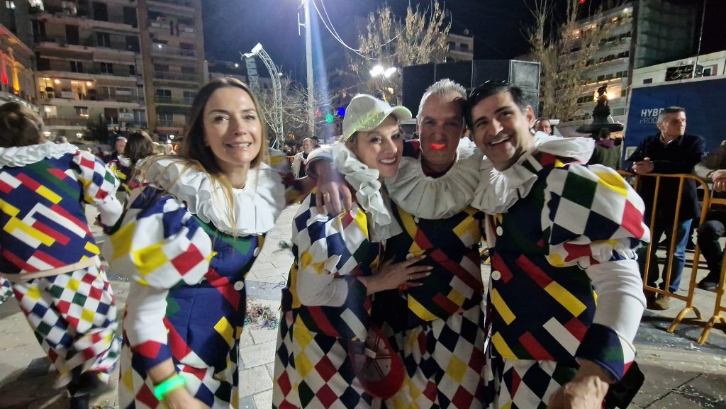 ΔΕΙΤΕ ΕΚΑΤΟΝΤΑΔΕΣ ΦΩΤΟ: Ρεκόρ συμμετοχής στην νυχτερινή παρέλαση του Πατρινού Καρναβαλιού