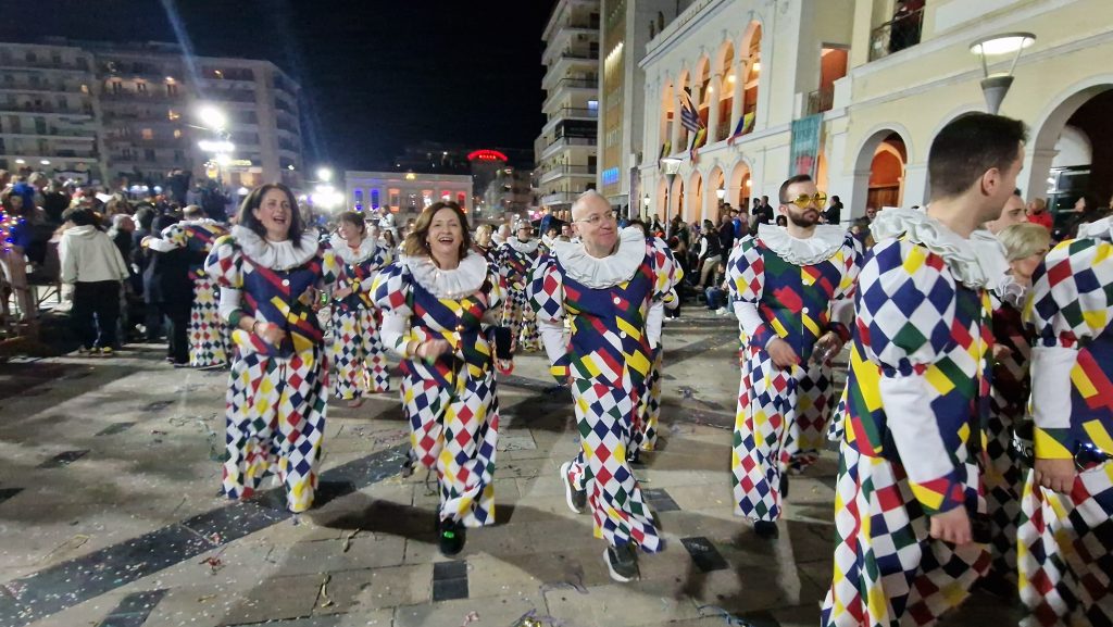 ΔΕΙΤΕ ΕΚΑΤΟΝΤΑΔΕΣ ΦΩΤΟ: Ρεκόρ συμμετοχής στην νυχτερινή παρέλαση του Πατρινού Καρναβαλιού