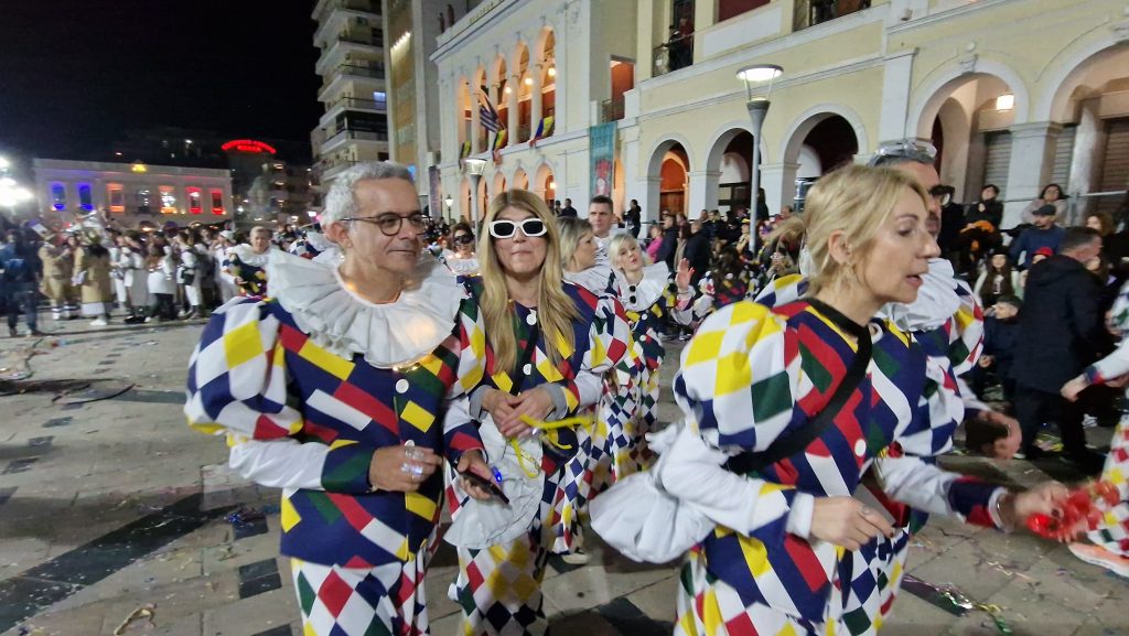 ΔΕΙΤΕ ΕΚΑΤΟΝΤΑΔΕΣ ΦΩΤΟ: Ρεκόρ συμμετοχής στην νυχτερινή παρέλαση του Πατρινού Καρναβαλιού