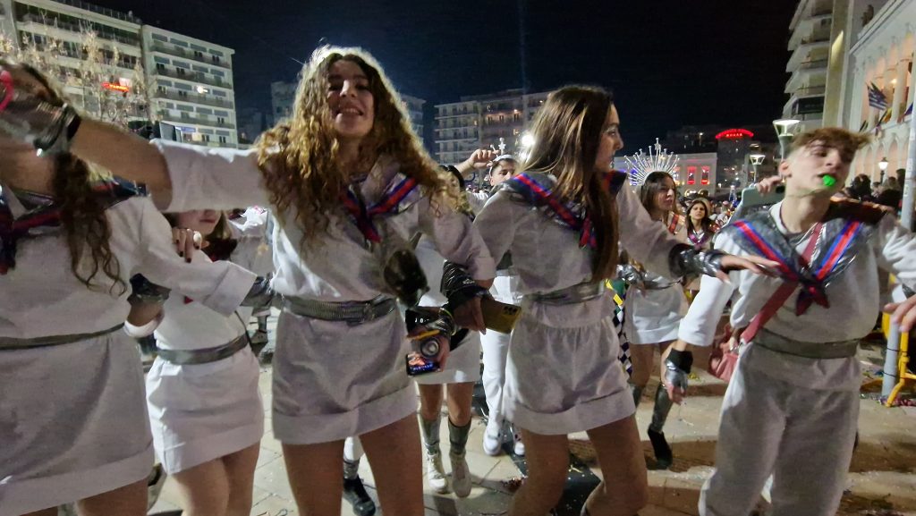 ΔΕΙΤΕ ΕΚΑΤΟΝΤΑΔΕΣ ΦΩΤΟ: Ρεκόρ συμμετοχής στην νυχτερινή παρέλαση του Πατρινού Καρναβαλιού