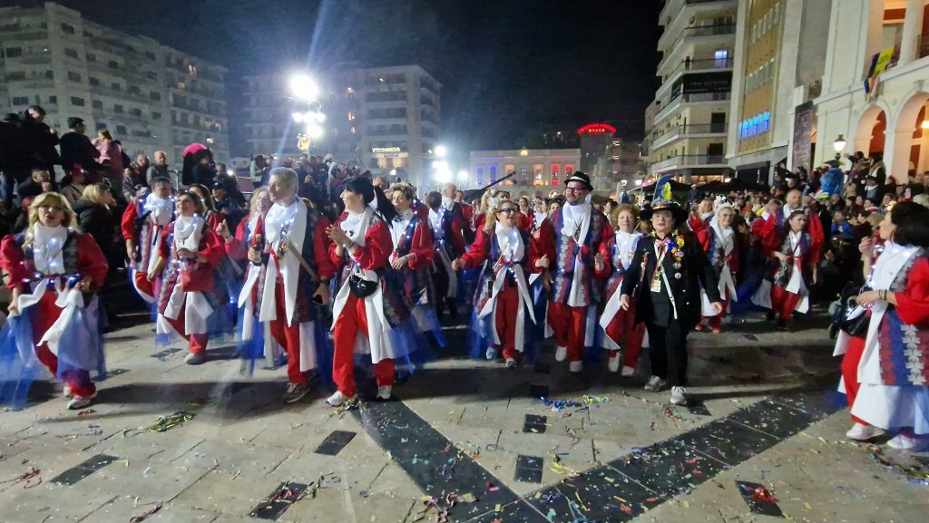 ΔΕΙΤΕ ΕΚΑΤΟΝΤΑΔΕΣ ΦΩΤΟ: Ρεκόρ συμμετοχής στην νυχτερινή παρέλαση του Πατρινού Καρναβαλιού