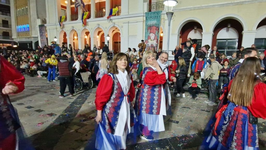 ΔΕΙΤΕ ΕΚΑΤΟΝΤΑΔΕΣ ΦΩΤΟ: Ρεκόρ συμμετοχής στην νυχτερινή παρέλαση του Πατρινού Καρναβαλιού