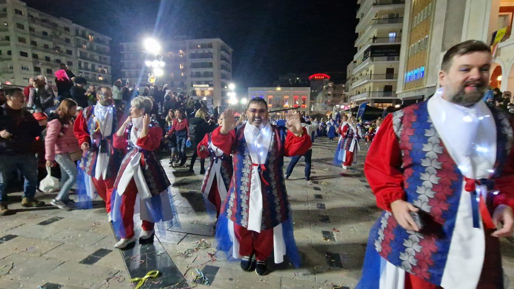 ΔΕΙΤΕ ΕΚΑΤΟΝΤΑΔΕΣ ΦΩΤΟ: Ρεκόρ συμμετοχής στην νυχτερινή παρέλαση του Πατρινού Καρναβαλιού
