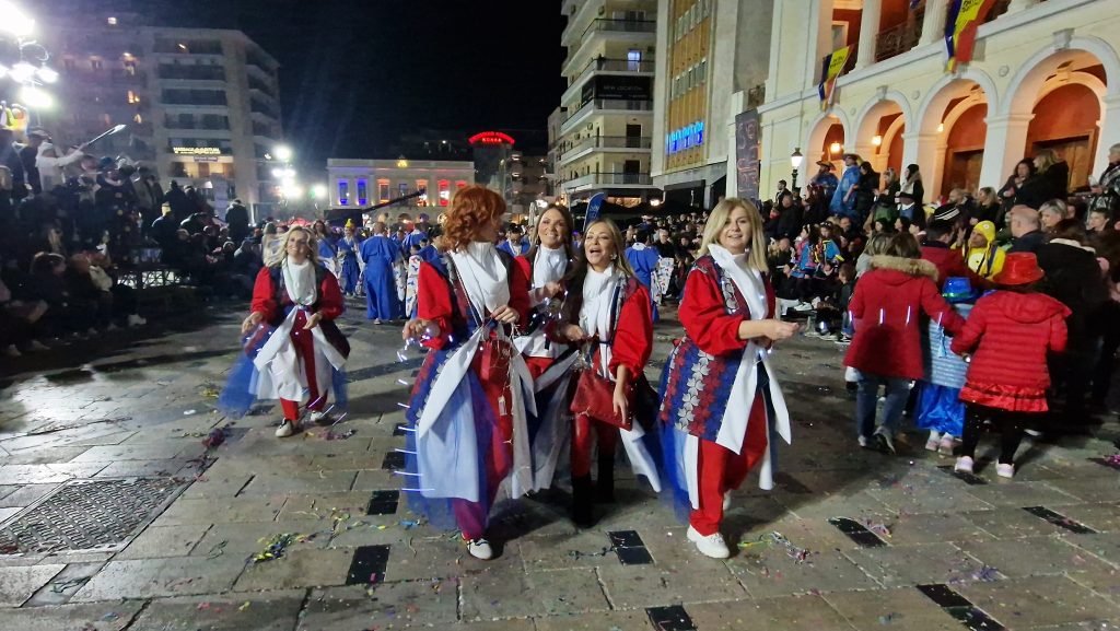 ΔΕΙΤΕ ΕΚΑΤΟΝΤΑΔΕΣ ΦΩΤΟ: Ρεκόρ συμμετοχής στην νυχτερινή παρέλαση του Πατρινού Καρναβαλιού