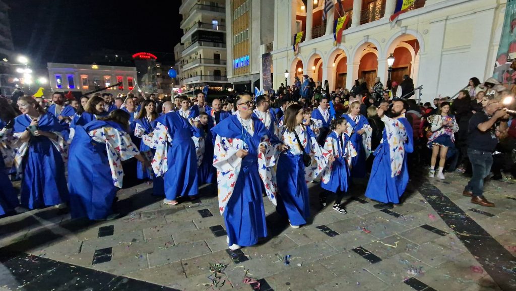 ΔΕΙΤΕ ΕΚΑΤΟΝΤΑΔΕΣ ΦΩΤΟ: Ρεκόρ συμμετοχής στην νυχτερινή παρέλαση του Πατρινού Καρναβαλιού