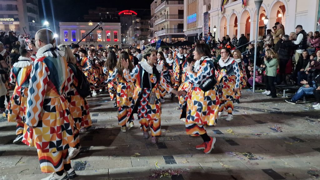 ΔΕΙΤΕ ΕΚΑΤΟΝΤΑΔΕΣ ΦΩΤΟ: Ρεκόρ συμμετοχής στην νυχτερινή παρέλαση του Πατρινού Καρναβαλιού