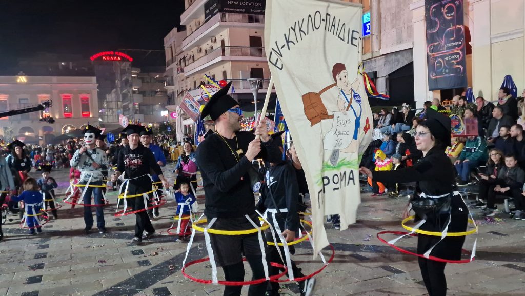 ΔΕΙΤΕ ΕΚΑΤΟΝΤΑΔΕΣ ΦΩΤΟ: Ρεκόρ συμμετοχής στην νυχτερινή παρέλαση του Πατρινού Καρναβαλιού