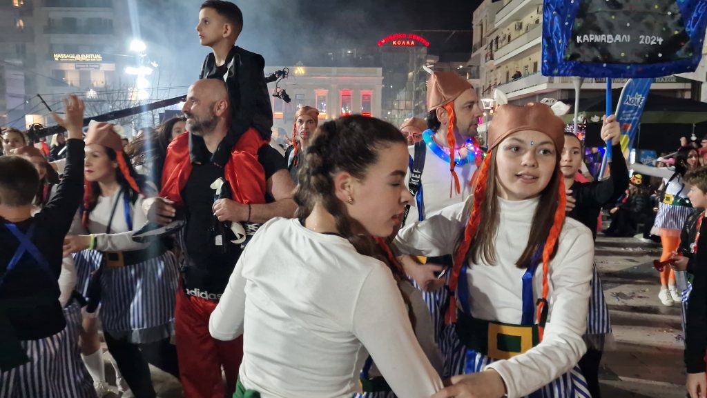 ΔΕΙΤΕ ΕΚΑΤΟΝΤΑΔΕΣ ΦΩΤΟ: Ρεκόρ συμμετοχής στην νυχτερινή παρέλαση του Πατρινού Καρναβαλιού
