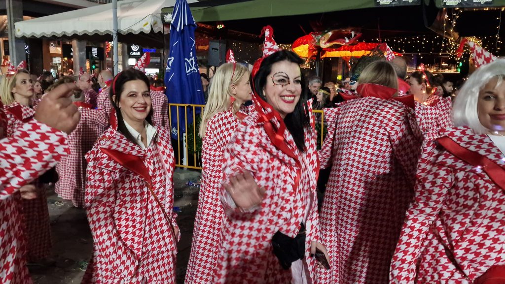 ΔΕΙΤΕ ΕΚΑΤΟΝΤΑΔΕΣ ΦΩΤΟ: Ρεκόρ συμμετοχής στην νυχτερινή παρέλαση του Πατρινού Καρναβαλιού