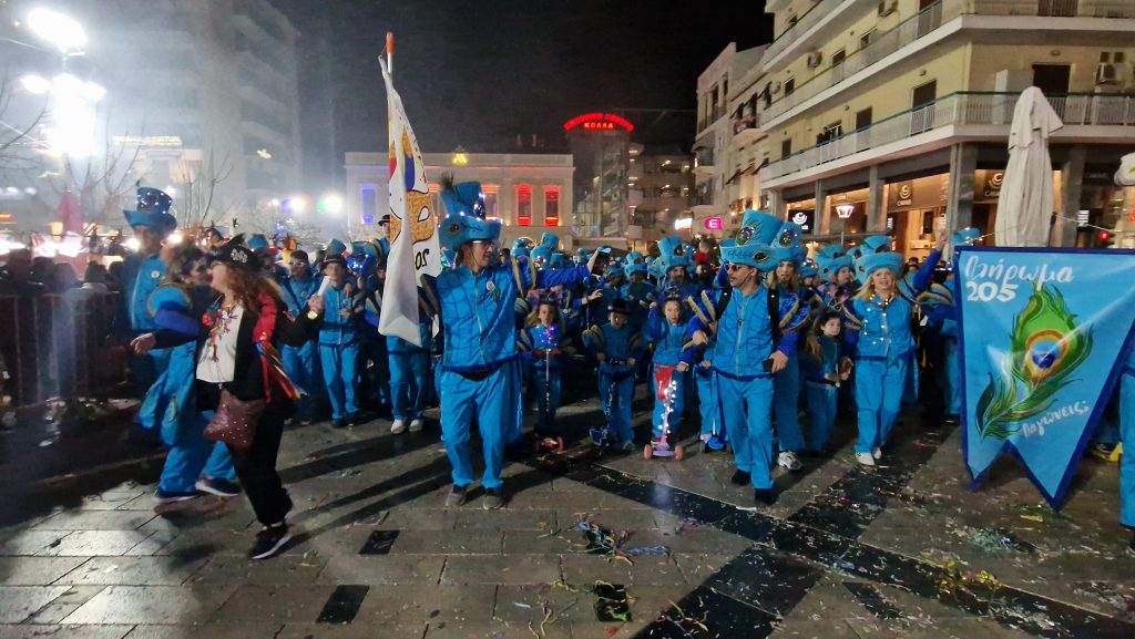 ΔΕΙΤΕ ΕΚΑΤΟΝΤΑΔΕΣ ΦΩΤΟ: Ρεκόρ συμμετοχής στην νυχτερινή παρέλαση του Πατρινού Καρναβαλιού