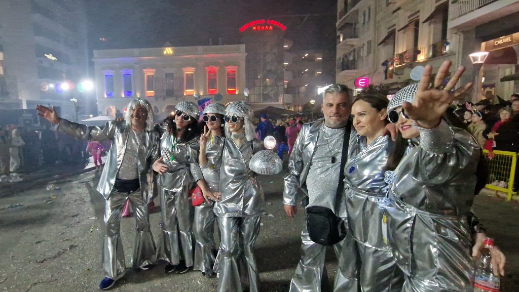 ΔΕΙΤΕ ΕΚΑΤΟΝΤΑΔΕΣ ΦΩΤΟ: Ρεκόρ συμμετοχής στην νυχτερινή παρέλαση του Πατρινού Καρναβαλιού