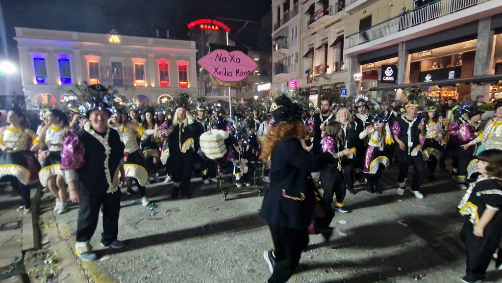 ΔΕΙΤΕ ΕΚΑΤΟΝΤΑΔΕΣ ΦΩΤΟ: Ρεκόρ συμμετοχής στην νυχτερινή παρέλαση του Πατρινού Καρναβαλιού