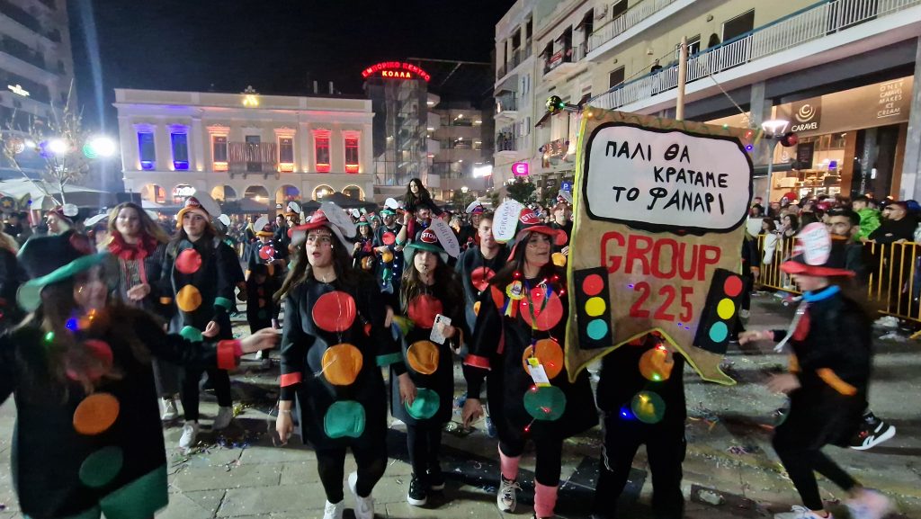 ΔΕΙΤΕ ΕΚΑΤΟΝΤΑΔΕΣ ΦΩΤΟ: Ρεκόρ συμμετοχής στην νυχτερινή παρέλαση του Πατρινού Καρναβαλιού