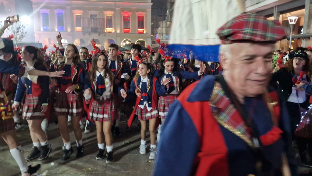 ΔΕΙΤΕ ΕΚΑΤΟΝΤΑΔΕΣ ΦΩΤΟ: Ρεκόρ συμμετοχής στην νυχτερινή παρέλαση του Πατρινού Καρναβαλιού